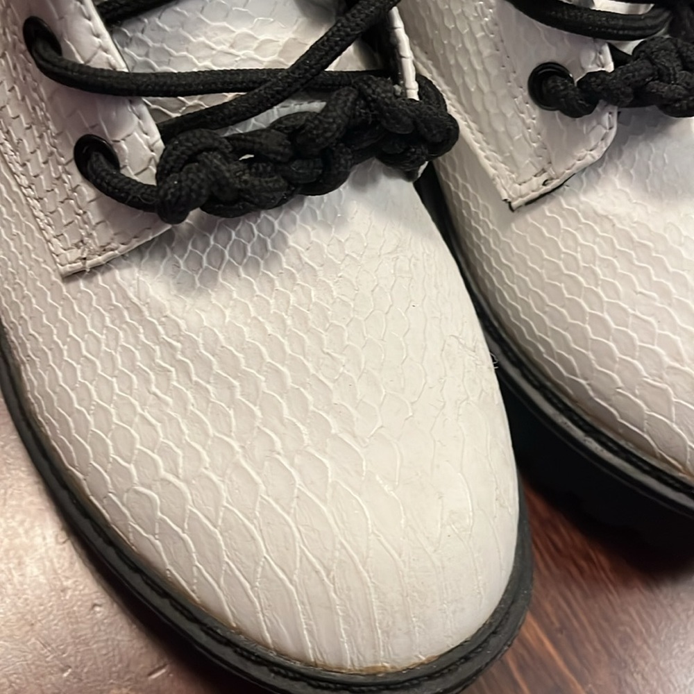 ⭐️ White scaled style boots- size 38 - Picture 3 of 8